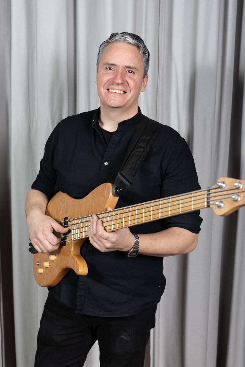 Robert, Bass bei Iris' Coffeeshop