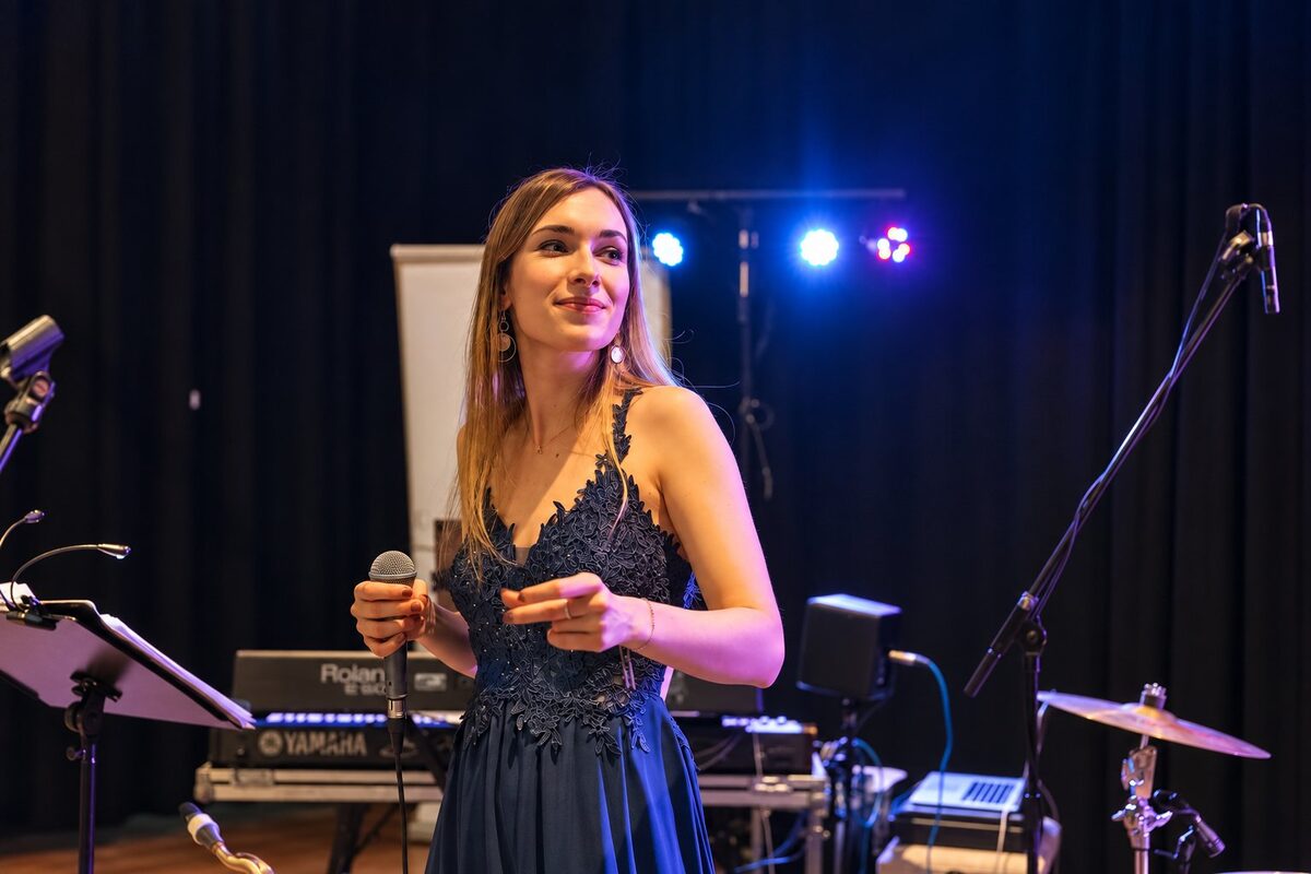 Iris' Coffeeshop spielt dezente Live-Musik beim Sektempfang einer Gala
