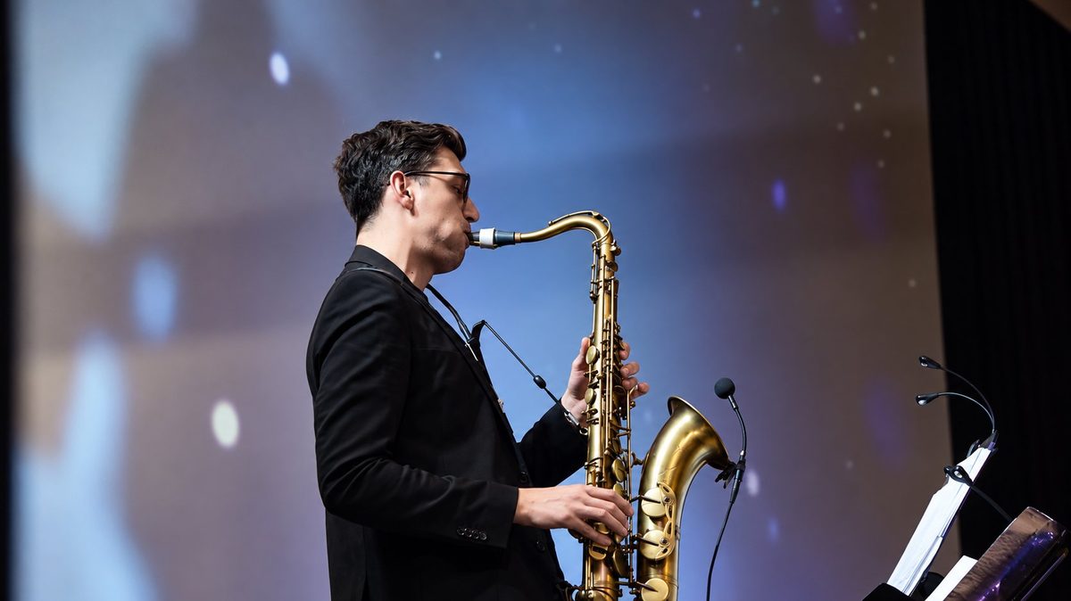 Stefan am Saxophon – Iris' Coffeeshop live bei einer Hochzeitsparty im Burgenland