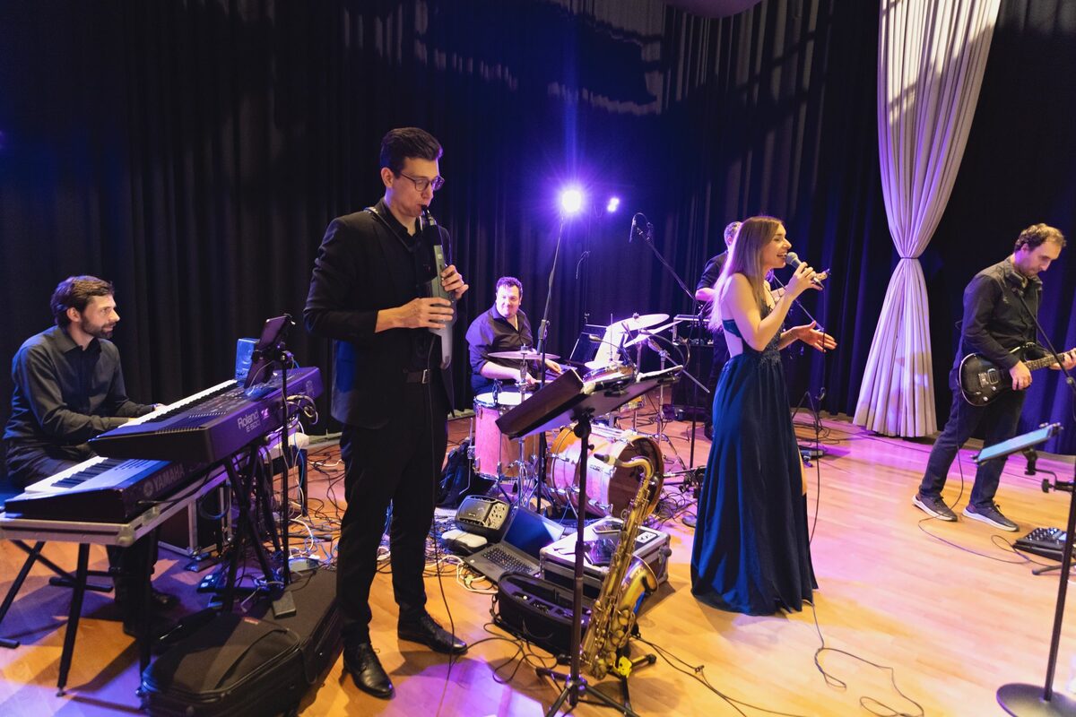 Iris' Coffeeshop live bei einer Hochzeitsparty in voller Bandbesetzung