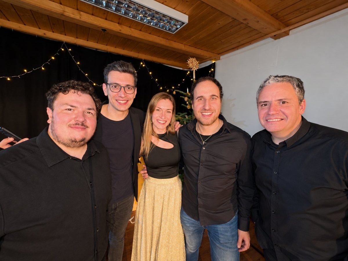 Die Band von Iris' Coffeeshop vor weihnachtlicher Deko – im Einsatz bei Firmenweihnachtsfeiern in der Steiermark